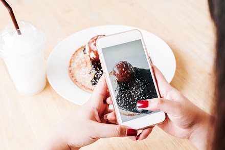 スマートフォンでケーキ撮影